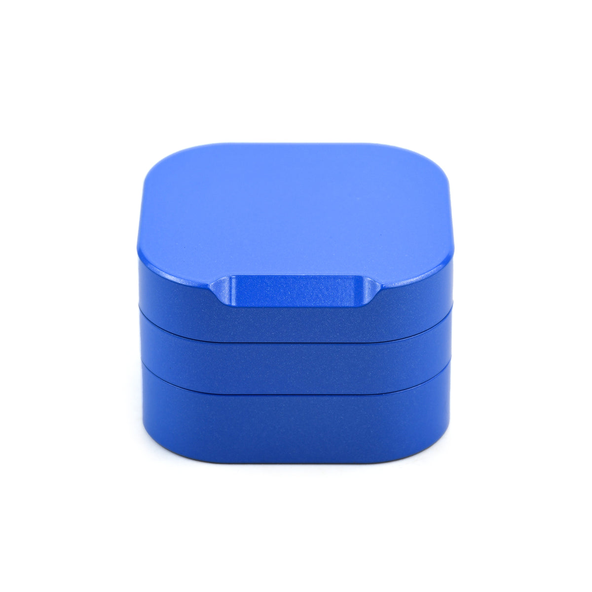 Blauer Square Grinder mit Blick auf Deckel und Griffkante
