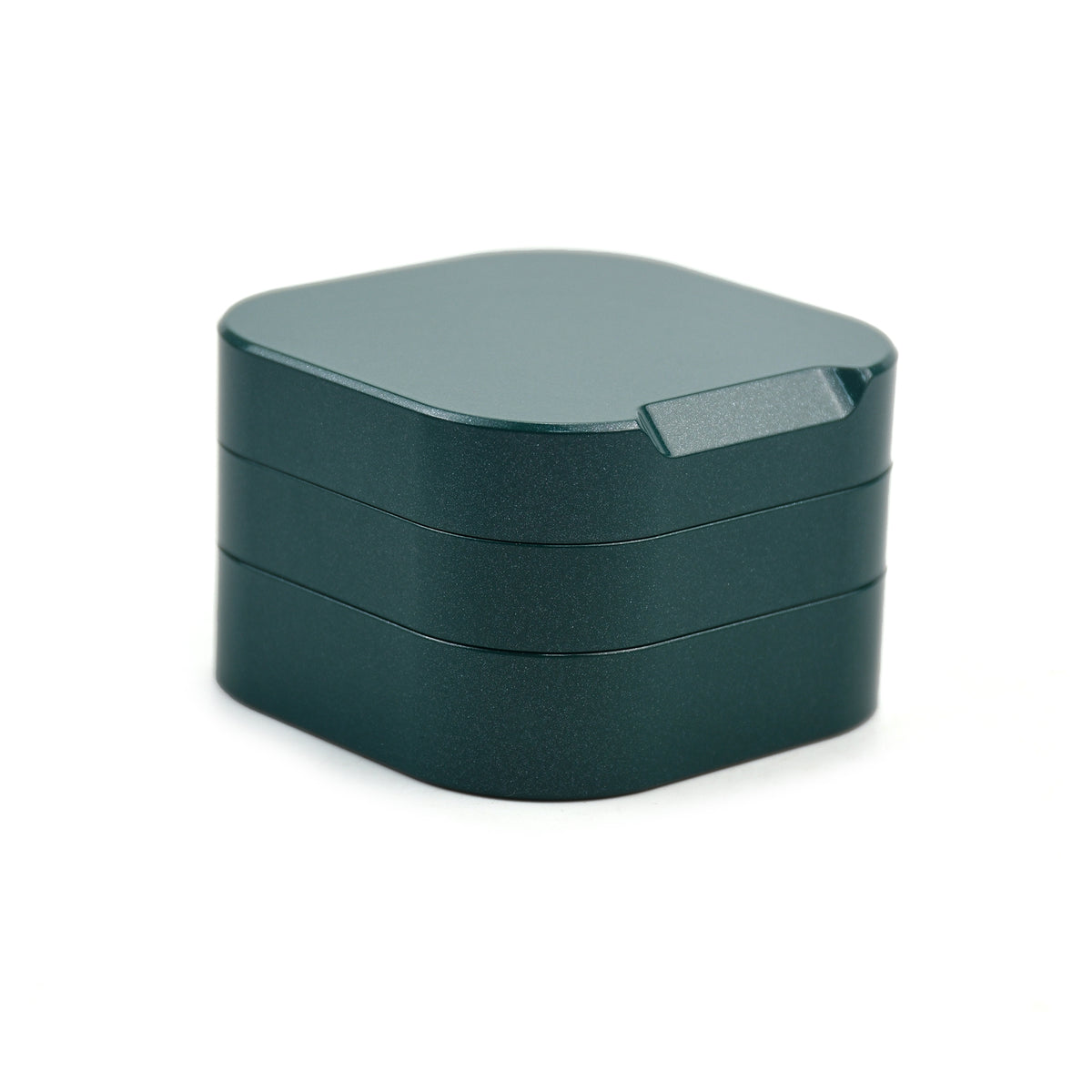 Premium Square Grinder in Dunkelgrün, geschlossen in schräger Ansicht