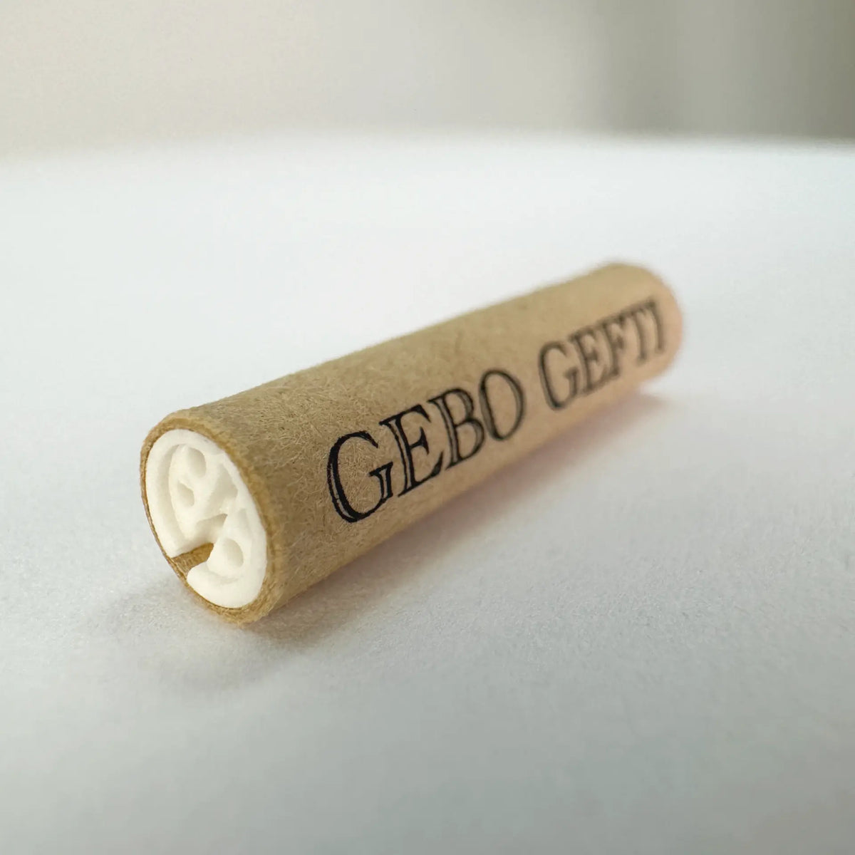 Einzelner Aktivkohlefilter mit Gebo-Gefti-Aufdruck und sichtbarer Stirnseite